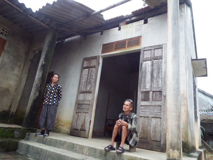 Mái nhà xập xệ của gia đình, nay càng trở nên bi đát hơn. Ảnh: Sỹ Thông