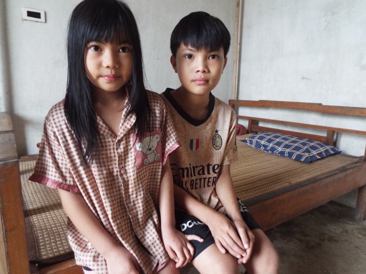 Mẹ bỏ đi khi bé Hà Linh mới tròn 8 tháng tuổi. Nay bố gặp nạn, hai đứa trẻ Quang và Linh đều mất chỗ dựa. Ảnh: Sỹ Thông