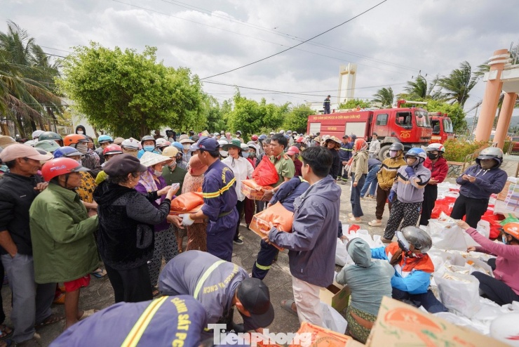 Cảnh sát Phòng cháy chữa cháy TP.HCM ( PC07) hỗ trợ bà con vùng lũ. Ảnh: Phạm Nguyễn