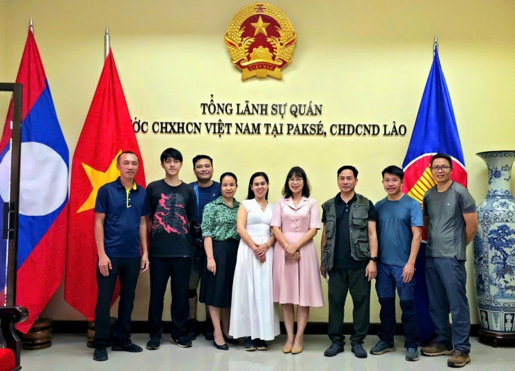 Đoàn chụp ảnh lưu niệm tại Tổng Lãnh sự quán Việt Nam tại Paksé.