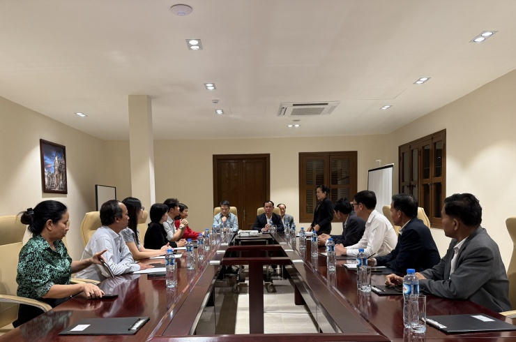 Các thành viên trong đoàn tham dự cuộc họp về chương trình chuyến đi.