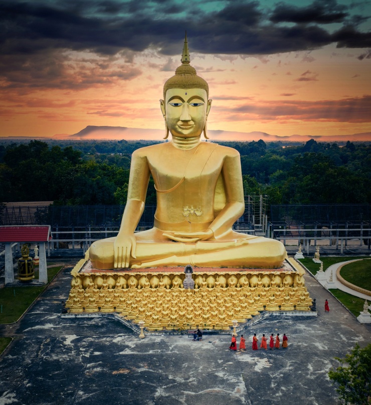 Tượng Phật lớn tại chùa Phou Salao trên đồi cao, nơi phóng tầm mắt bao trọn vẻ đẹp của dòng Mekong và thành phố Paksé.