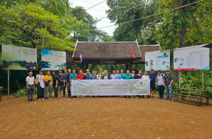 Đoàn chụp ảnh lưu niệm tại cổng chào Vườn quốc gia Hin Nam Nô.