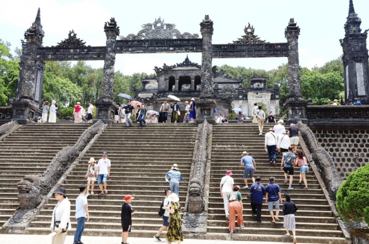 Từ đầu năm đến nay, Huế đón hơn 5,8 triệu lượt khách, trong đó có 1,7 triệu lượt khách quốc tế. Ảnh: Ngọc Văn.