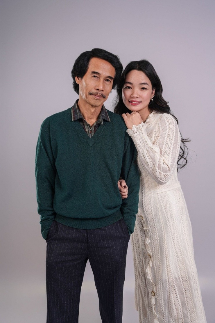 Phú Đôn kết hôn khi đã 45 tuổi với vợ tên Hồng Vân, kém 25 tuổi. Nghệ sĩ từng nói mình có duyên muộn trong chuyện tình cảm, "trâu chậm uống nước trong" bởi phần lớn thời gian trước đó dành cho sân khấu và những chuyến đi diễn dài ngày. Hiện tại, ở tuổi ngoài 60, cuộc sống hôn nhân muộn nhưng hạnh phúc của NSƯT Phú Đôn bên người vợ trẻ kém 25 tuổi khiến nhiều người ngưỡng mộ.