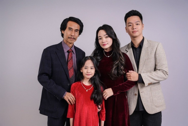 Cuộc sống muộn màng nhưng tròn đầy bên vợ trẻ kém 25 tuổi cùng hai con đủ nếp - tẻ giúp NSƯT Phú Đôn trở thành một trong những nghệ sĩ hiếm hoi có hạnh phúc bền vững dù bước vào hôn nhân khi tóc đã điểm bạc. Với nghệ sĩ, đó là "món quà đẹp nhất mà cuộc đời gửi tặng trong lúc không ngờ tới".