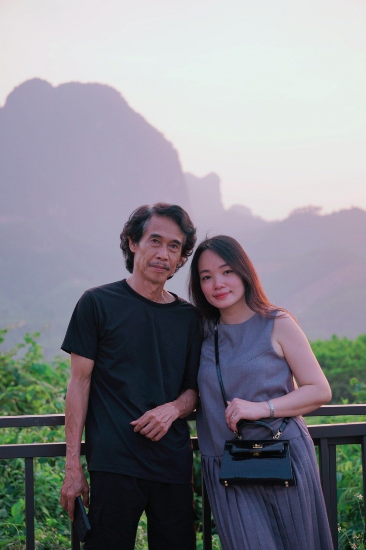 Vợ Phú Đôn không hoạt động nghệ thuật, là người kín đáo, nhẹ nhàng. Cả hai quen nhau qua mai mối nhưng sự thẳng thắn, chân thành của nghệ sĩ cùng tính cách hiền lành khiến họ nhanh chóng tìm thấy sự đồng điệu. Khoảng cách 25 tuổi từng khiến cuộc hôn nhân của họ nhận được nhiều sự chú ý. Tuy nhiên, Phú Đôn nói rằng tuổi tác chưa bao giờ là vấn đề trong gia đình.