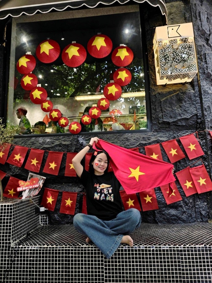 Ngoài công việc làm nghề, NSƯT Phú Đôn dành phần lớn thời gian cho gia đình. Hai vợ chồng có sở thích nấu ăn, đi chợ cuối tuần và thỉnh thoảng du lịch ngắn ngày. Ông cho rằng chính sự bình yên, giản dị ấy là điều quý giá nhất sau nhiều năm hoạt động nghệ thuật không ngừng nghỉ.