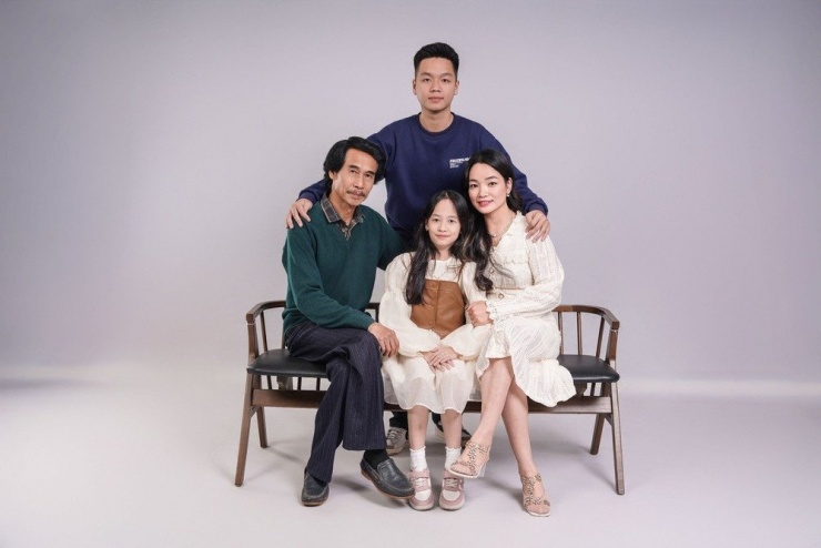 Nhiều đồng nghiệp nhận xét từ khi kết hôn, Phú Đôn vui vẻ hơn, phong độ làm nghề ổn định và tinh thần lúc nào cũng thoải mái. Ông không đặt nặng chuyện danh tiếng ở tuổi xế chiều mà chỉ mong có sức khỏe để tiếp tục được diễn và giữ một mái ấm bình an.