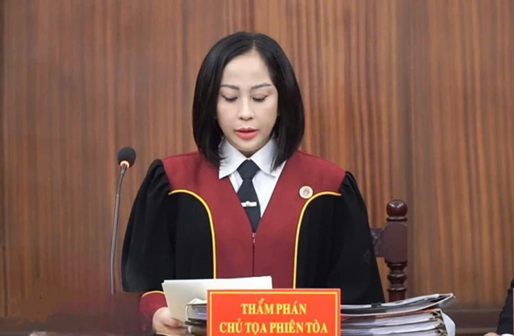 Ngày 9/6, trong lần xét xử đầu tiên, Thẩm phán Hoàng Thị Bích Duyên đã thay mặt HĐXX tuyên trả hồ sơ để tiếp tục điều tra. Ảnh: Tân Châu.