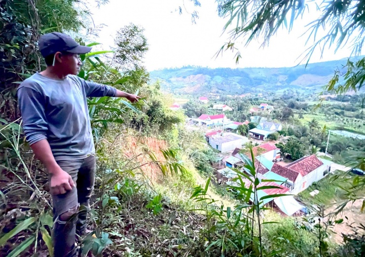 Vết nứt trên quả đồi nguy cơ gây sạt lở vào hàng chục hộ dân phía dưới.