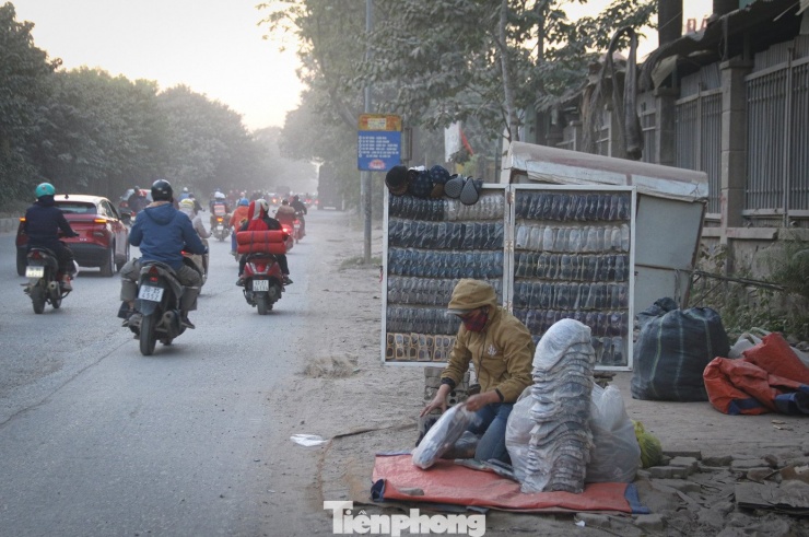 &#39;Con đường bụi&#39; cửa ngõ Hà Nội: Xe cộ chen chúc, dân kêu trời - 13