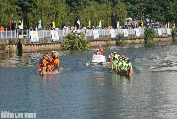 Người dân TPHCM vây kín 2 bên bờ kênh Nhiêu Lộc xem đua ghe ngo - 3