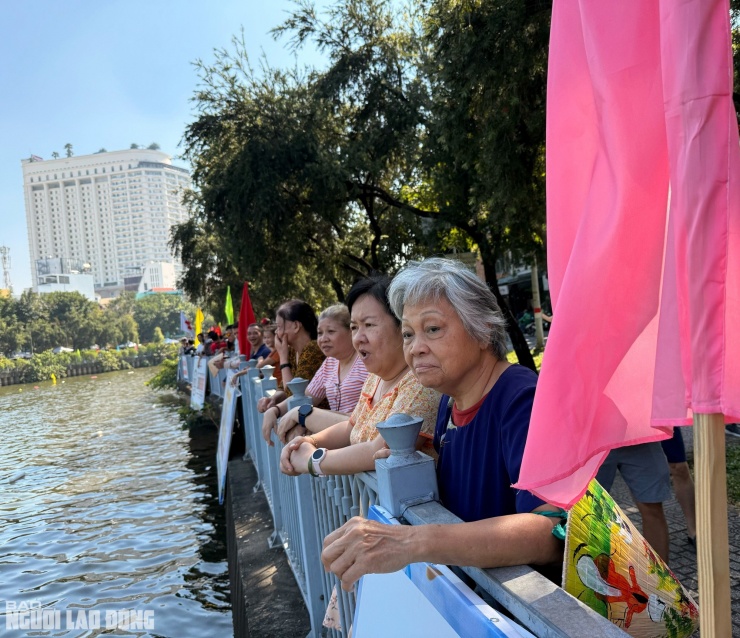 Bà Vũ Thị Lê Na đến xem các đội ghe ngo tranh tài