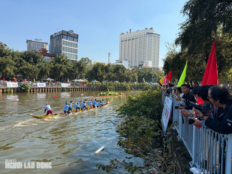 Người dân vây kín bờ kênh Nhiêu Lộc để xem đua ghe ngo
