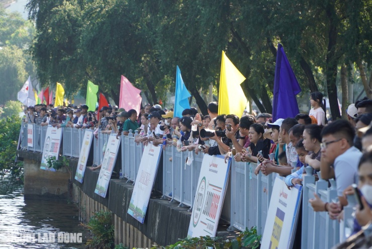 Bờ kênh Nhiêu Lộc đông vui trong sáng 30-11
