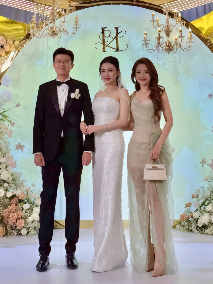 Người đẹp 32 tuổi khoe giọng hát trên sân khấu qua ca khúc Yêu.