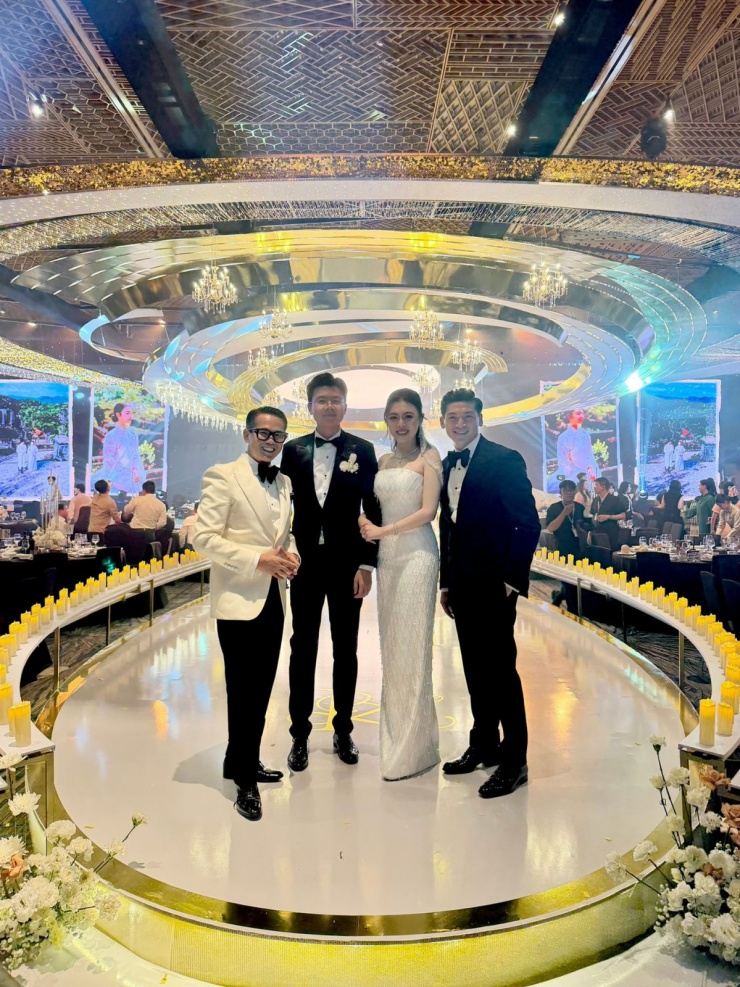 Nhà thiết kế nội thất Thái Công (bìa trái) và bạn đời đồng giới Huy Yves.