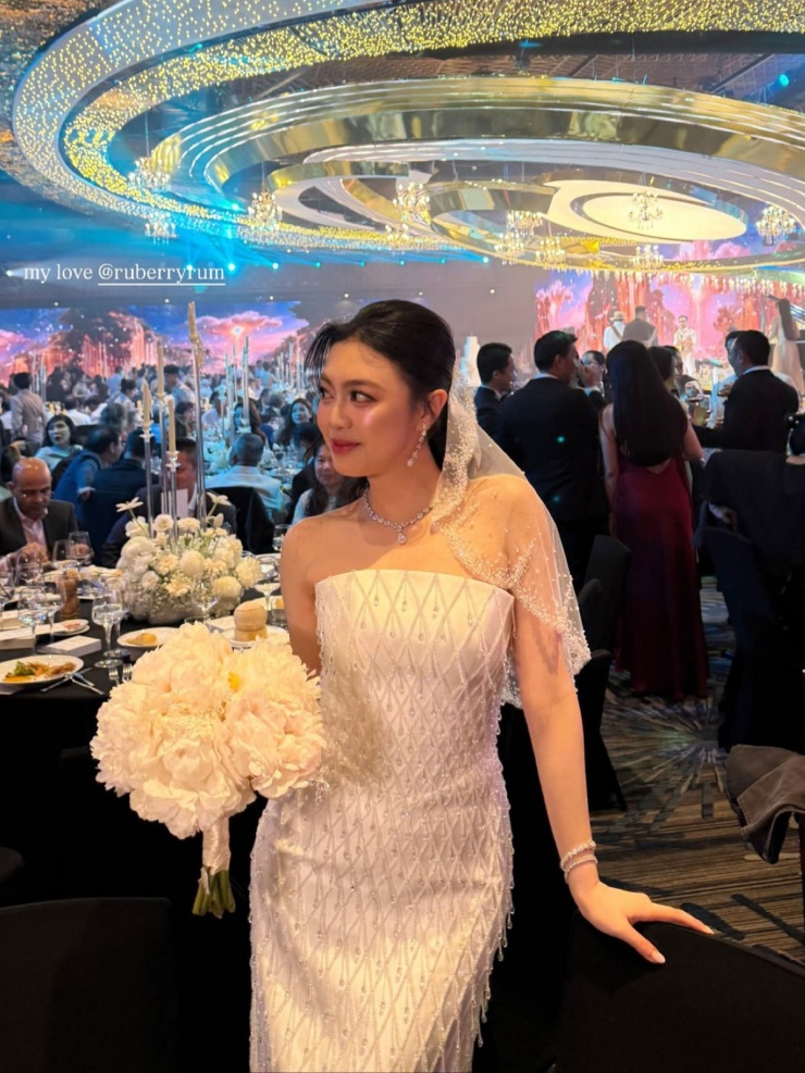 Cô dâu Ruby Nguyễn được khen lộng lẫy trong xiêm y đính kết tinh xảo và trang sức kim cương đắt giá.