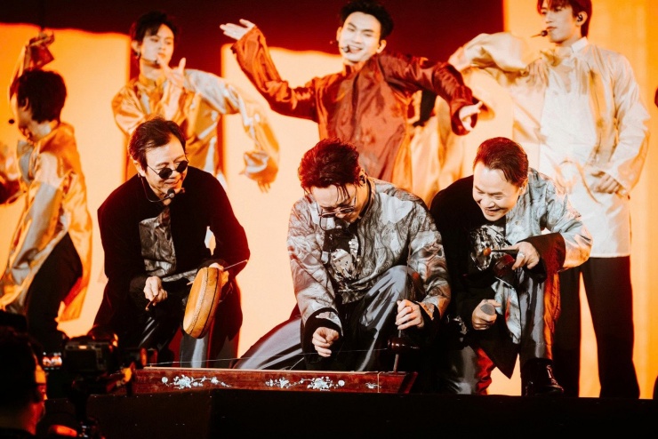 Các tiết mục mang đậm tinh thần văn hóa của Soobin trong đêm diễn.