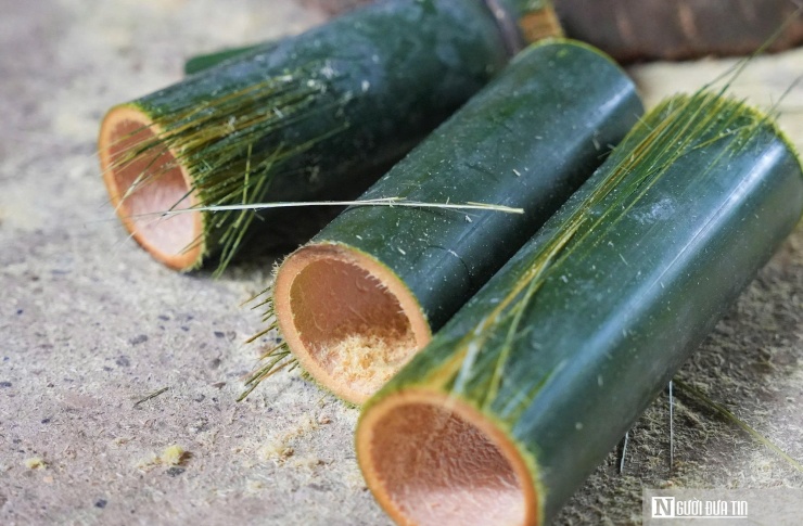 Theo ông Chiến, thức ăn của dúi ăn thân tre, thân mía, ngô, thân cây cỏ voi. Hầu hết các loại thức ăn cho dúi đều có rất nhiều quanh nhà. Tất cả các loại thức ăn này đều phải đủ độ già và tươi, không được cho ăn cây đã khô. Mỗi ngày, người nuôi chỉ cần dành khoảng 2 giờ để chăm sóc đàn dúi, khoảng 3 - 4 ngày vệ sinh chuồng trại 1 lần