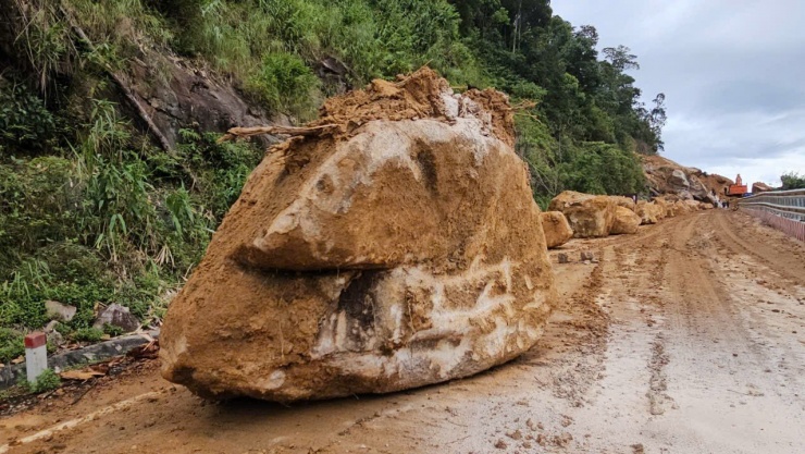 Nhiều tảng đá lớn sạt lở xuống đường.