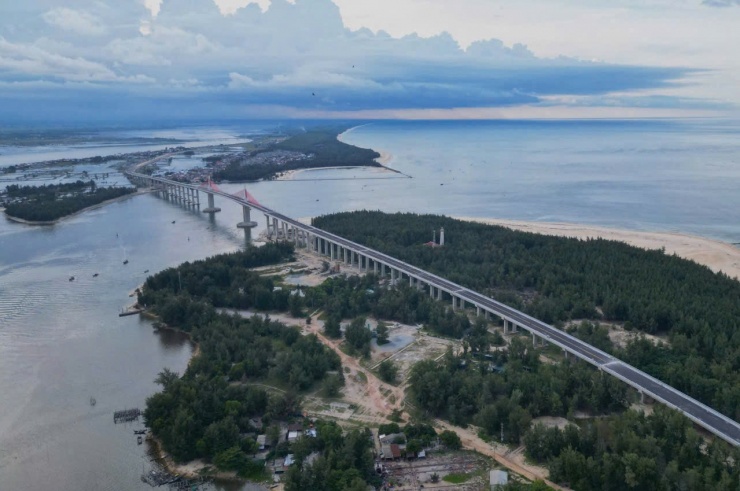 Đây được cho là cây cầu vượt cửa biển dài nhất miền Trung.