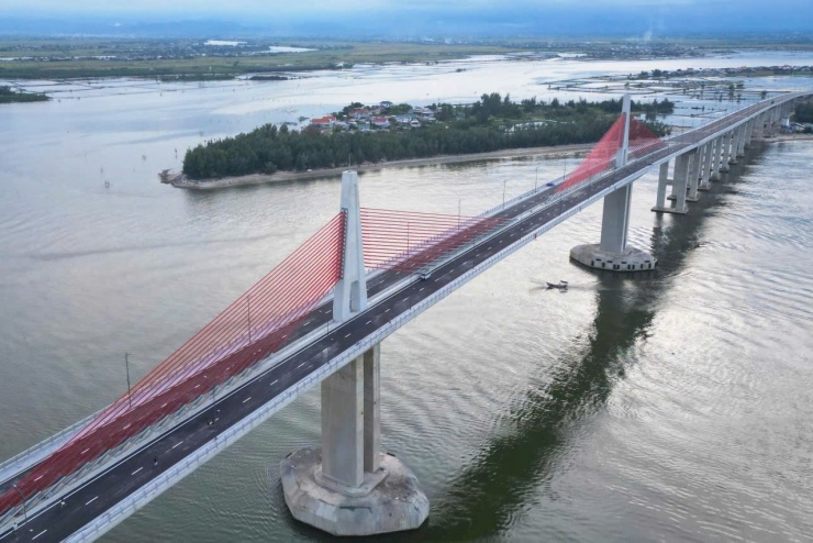 Đến ngày 30-11, hạng mục cầu vượt cửa biển Thuận An đã thi công hoàn tất.