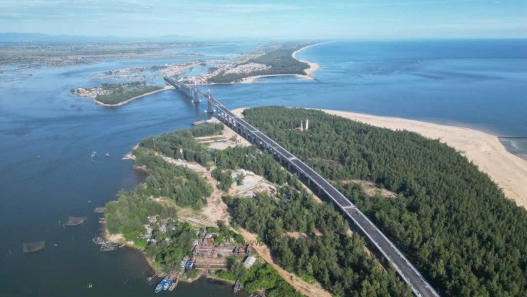 Cây cầu vượt cửa biển Thuận An.