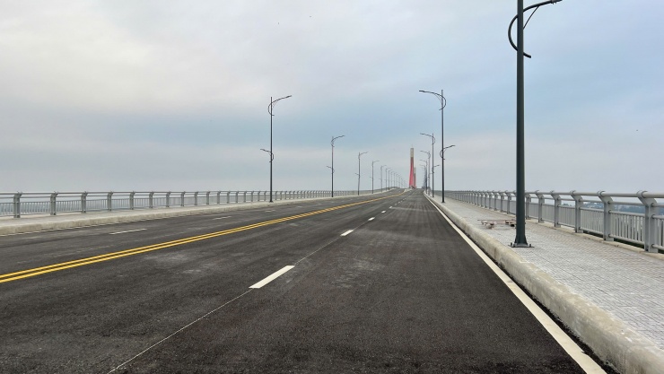 Đoạn hẹp nhất trên cầu vượt cửa biển có mặt cắt rộng 20 m với 4 làn xe, vỉa hè 2 bên.