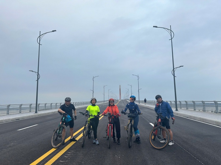 Dù chưa được thông xe nhưng cầu vượt cửa biển Thuận An trở thành điểm check in của người dân xứ Huế.