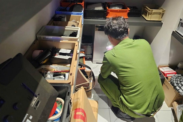 Công an khám xét, thu giữ két sắt chứa tài sản tại nơi ở của Ngân 98. Ảnh: L.A