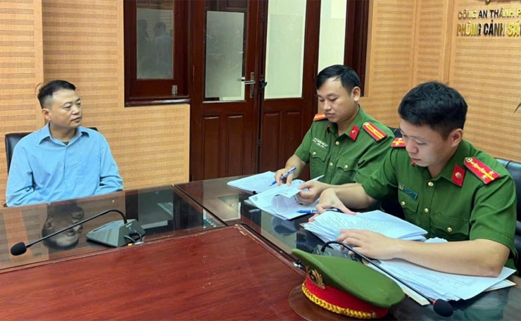 Nguyễn Hòa Bình (Shark Bình) tại cơ quan công an. Ảnh: CACC