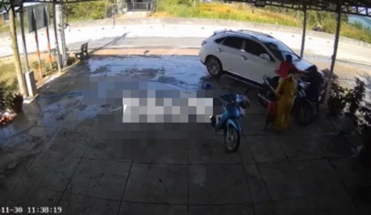 Hình ảnh Thành tông xe vào những người trong gia đình.