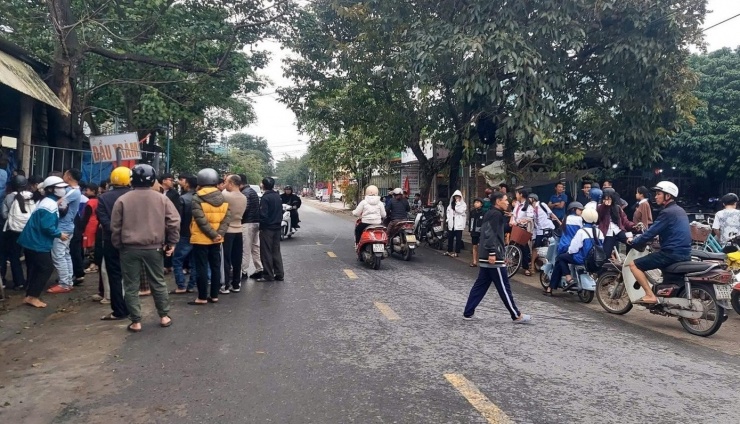 Người dân hiếu kỳ tập trung xem lực lượng chức năng đến nhà vận động ông L. trả lại tiền cho khổ chủ.