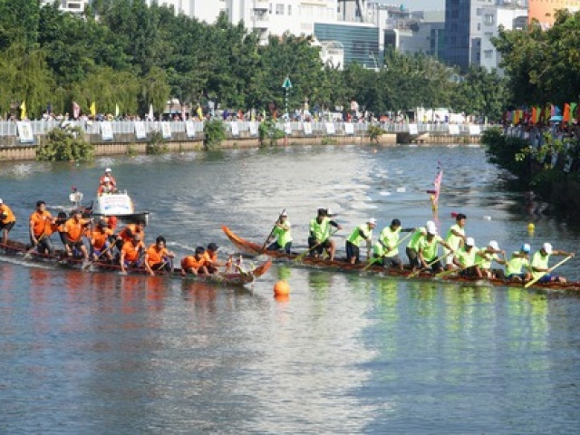 Người dân TPHCM vây kín 2 bên bờ kênh Nhiêu Lộc xem đua ghe ngo