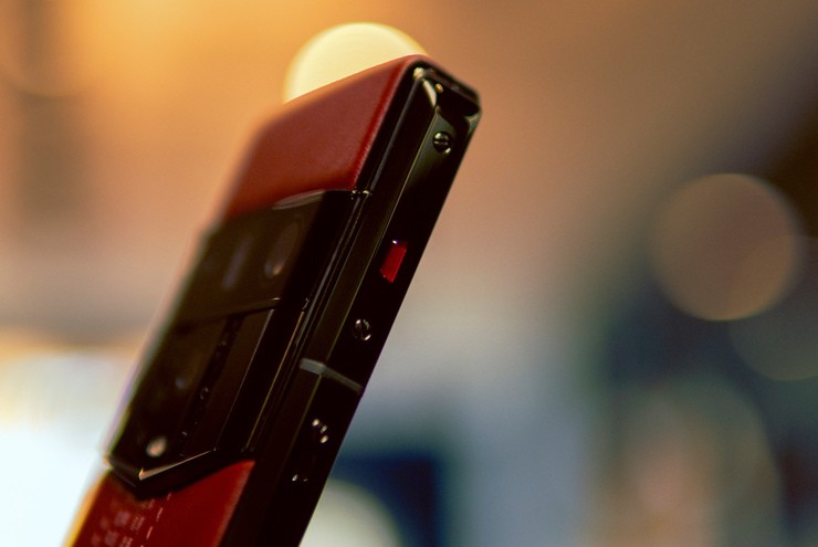 Chỉ một nút bấm nhỏ có thể phân biệt smartphone siêu sang thật hay giả