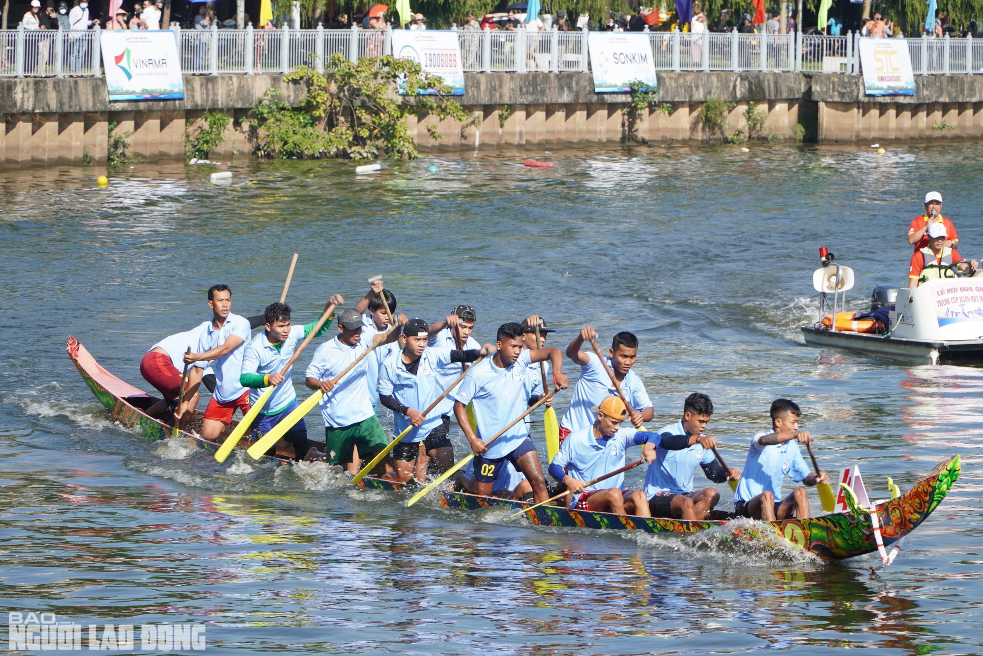 Gay cấn những màn so kè tốc độ trên dòng kênh Nhiêu Lộc