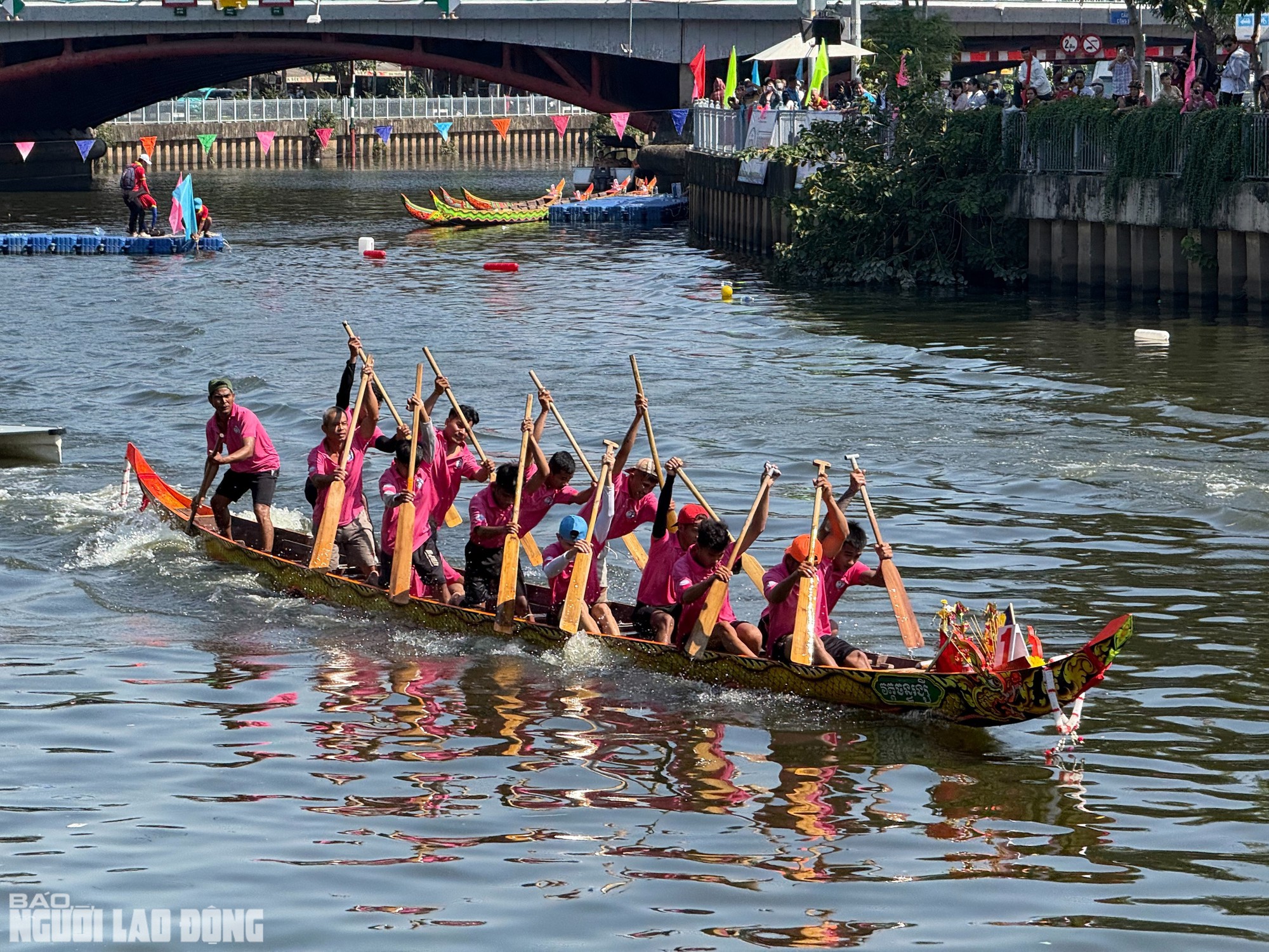 Gay cấn những màn so kè tốc độ trên dòng kênh Nhiêu Lộc