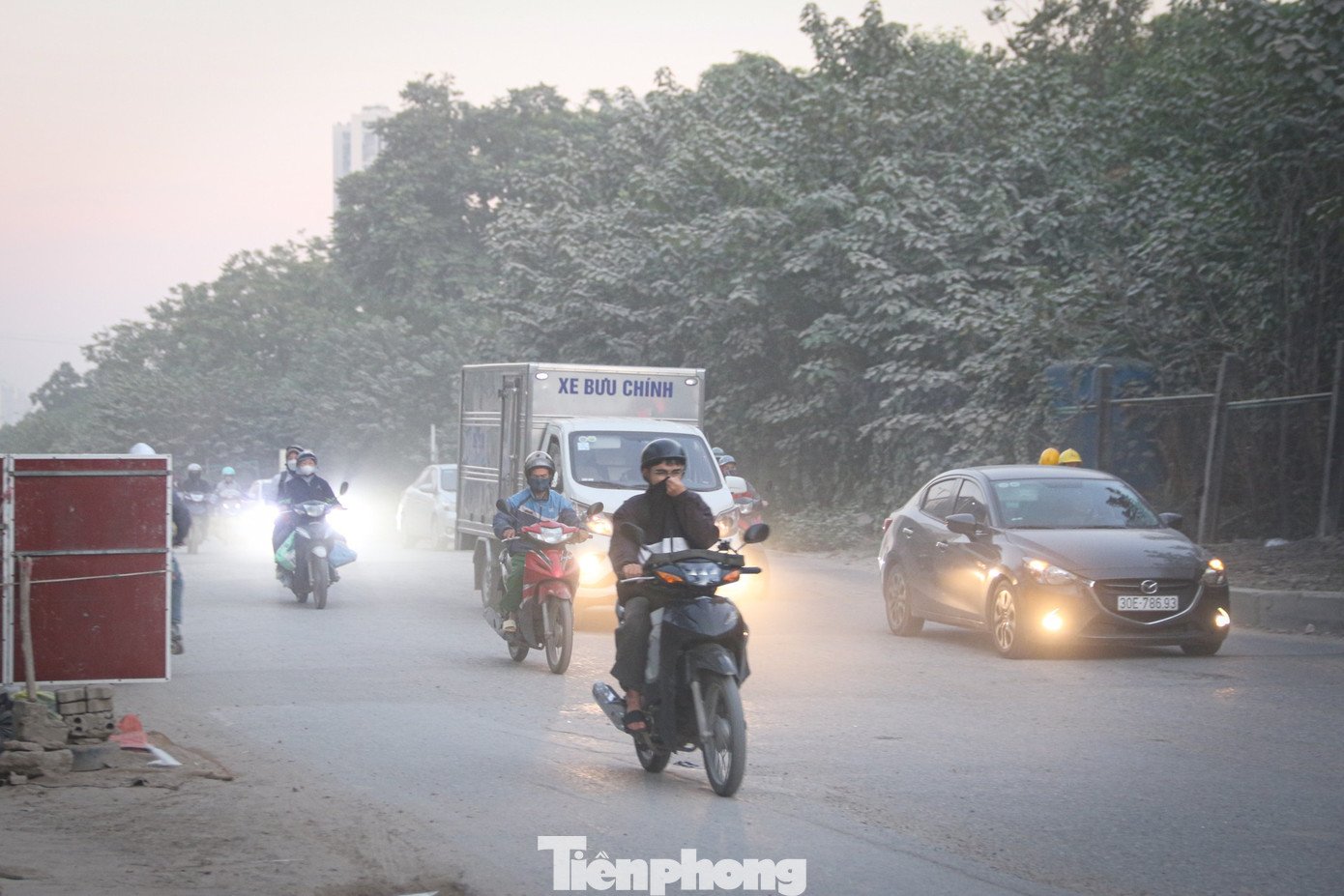 &#39;Con đường bụi&#39; cửa ngõ Hà Nội: Xe cộ chen chúc, dân kêu trời - 3