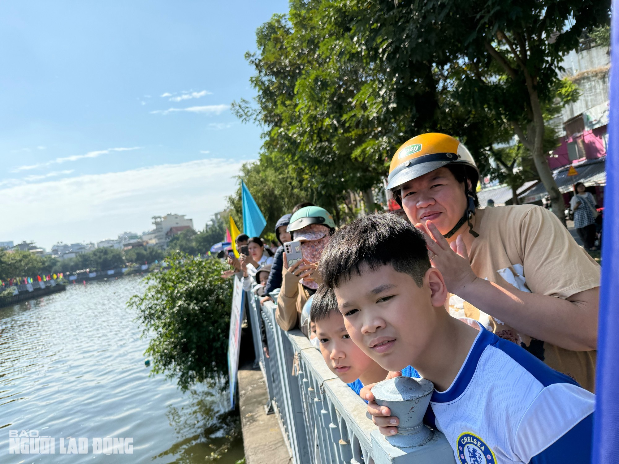Người dân hào hứng xem các đội tranh tài