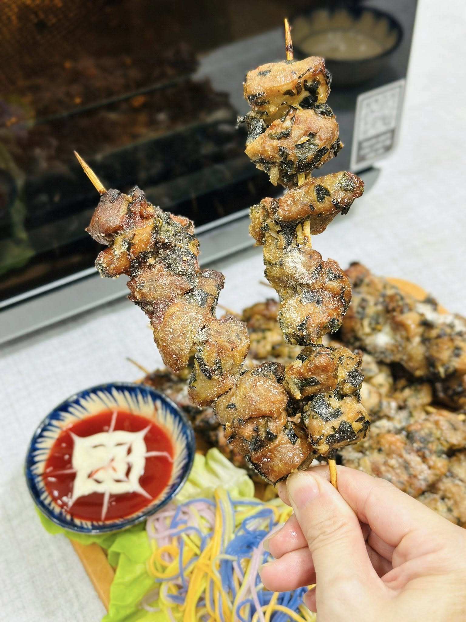 Loại lá mọc đầy bờ rào nướng cùng thịt xiên vừa ngon vừa bổ - 1