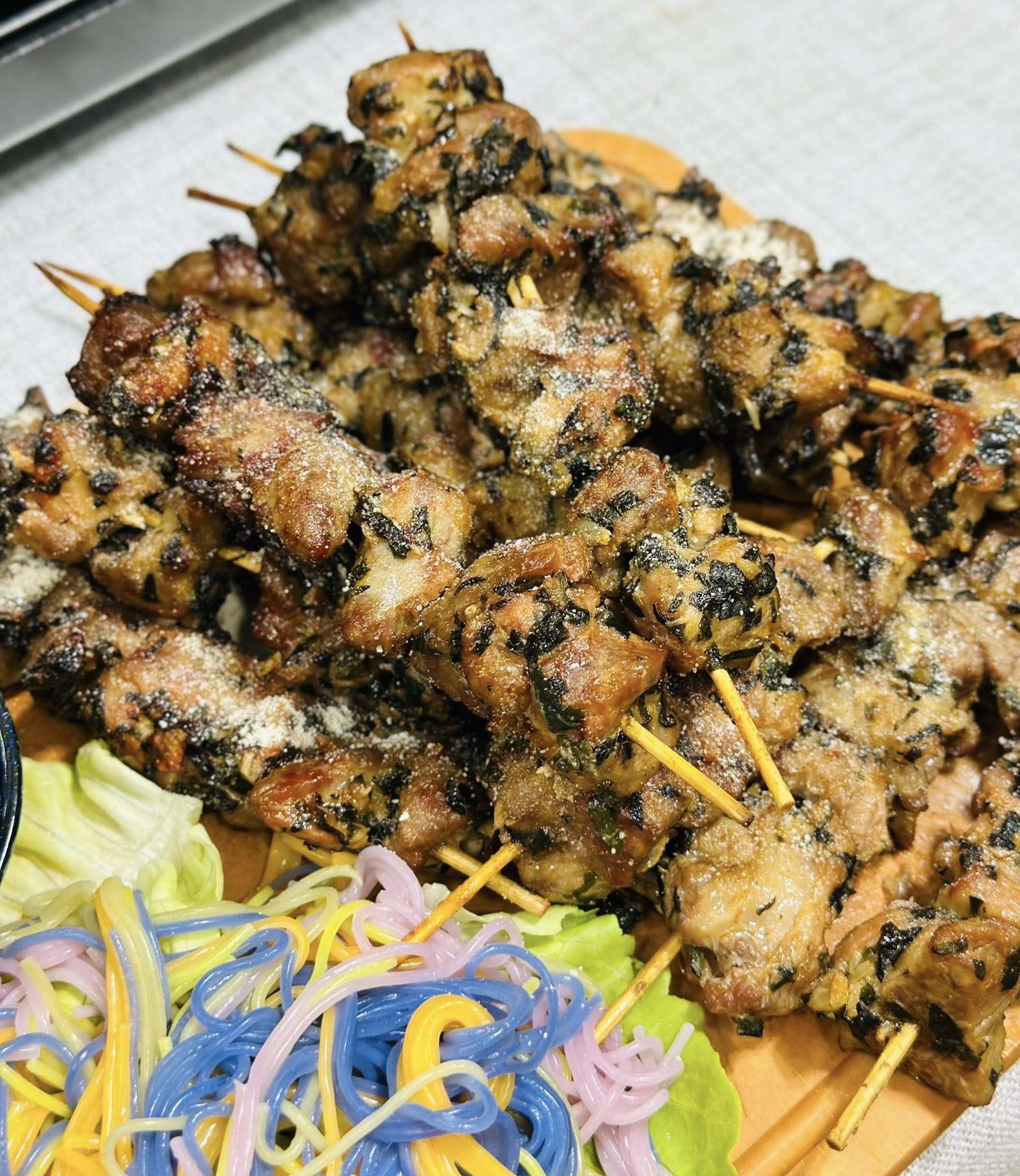 Miếng thịt vàng ươm, thơm nức mùi lá lốt, giòn bên ngoài, mềm bên trong.