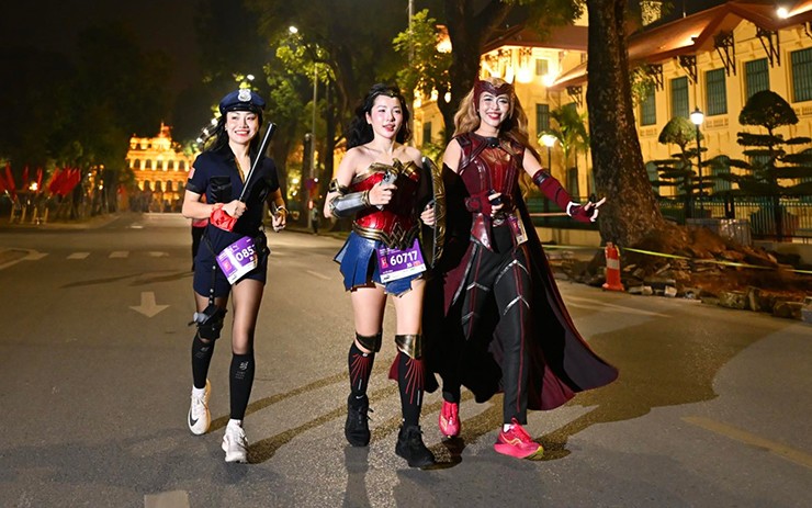 Giải chạy bộ diễn ra trong ngày 30/11 mới đây thu hút hơn 10.000 VĐV tham gia. Tại cuộc thi này, Loan Barbie cùng dàn hot girl gây chú ý với màn hóa thân độc đáo và nóng bỏng.