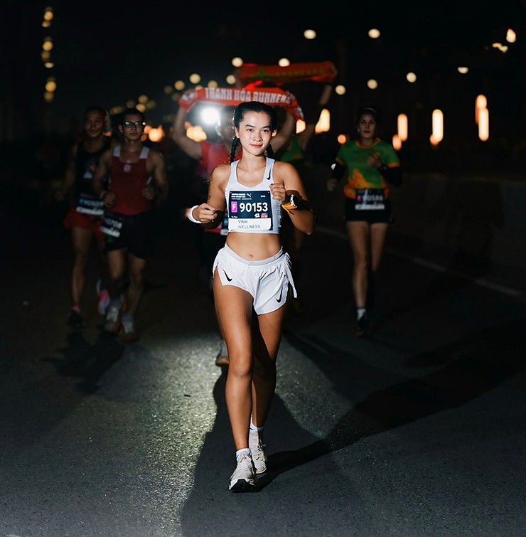 Với thời gian 3 giờ 29 phút 55, chân chạy nổi tiếng Vy Phan đạt thành tích top 4 lứa tuổi ở cự ly 42km tại giải.