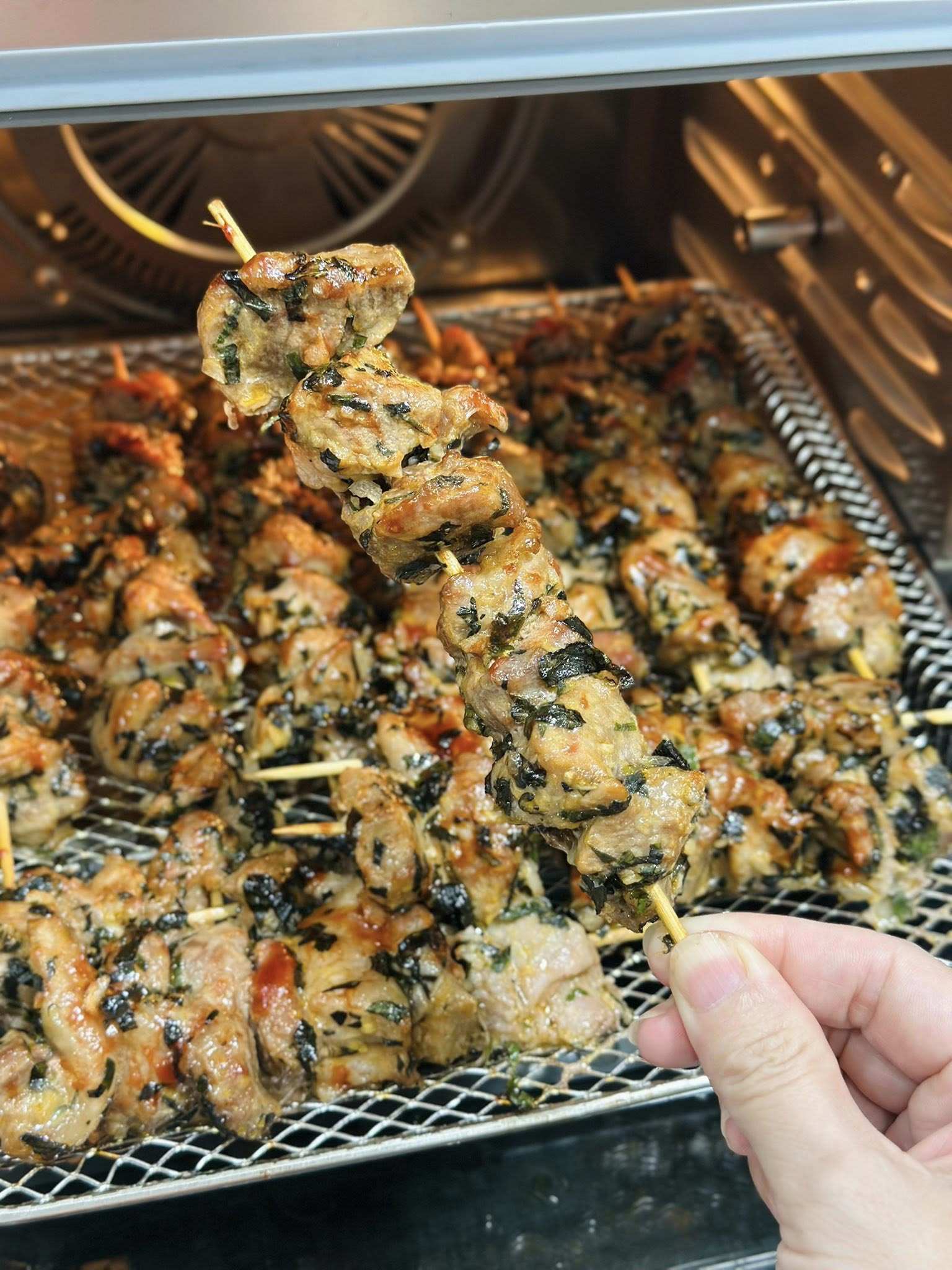 Khi thịt chín vàng, thơm phức là đã rất hấp dẫn rồi.