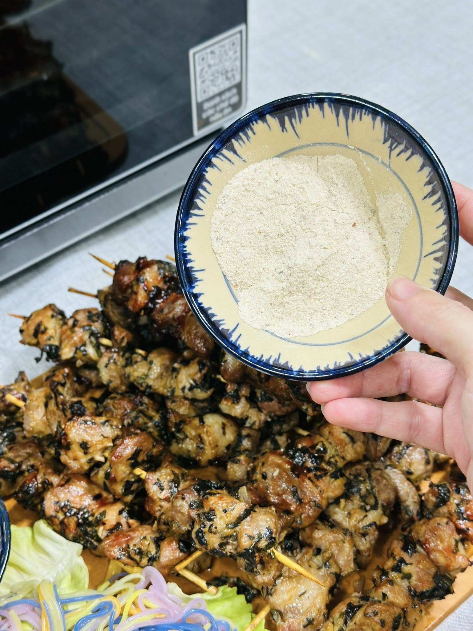 Loại lá mọc đầy bờ rào nướng cùng thịt xiên vừa ngon vừa bổ - 9