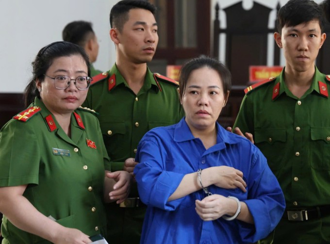 Bị cáo Nguyễn Thị Hồng Bích sau phần tuyên án, được dẫn giải về trại tạm giam. Ảnh: Phước Tuấn