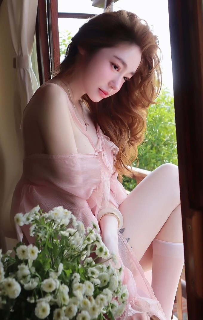 Ở tuổi U40, cô vẫn không ngại những bộ cánh hở da thịt đầy táo bạo. Cô thường thực hiện các bộ ảnh với nội y cùng kiểu trang điểm như búp bê với lớp đôi mắt đeo lens long lanh, son môi căng mọng.