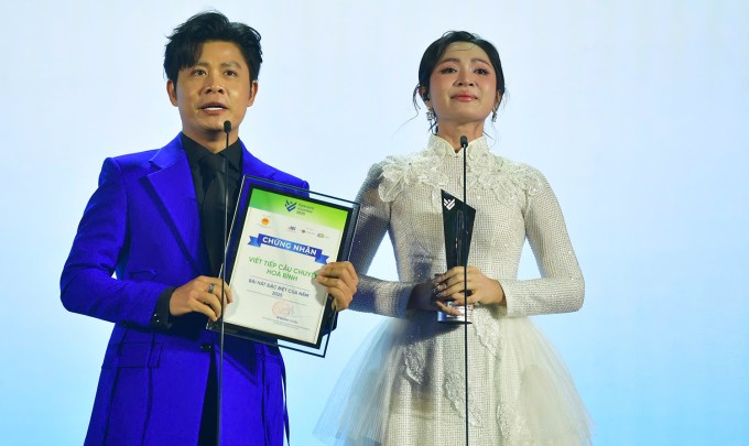 Nhạc sĩ Nguyễn Văn Chung (trái) và ca sĩ Duyên Quỳnh cùng nhận giải "Bài hát đặc biệt của năm" với ca khúc "Viết tiếp câu chuyện hòa bình".